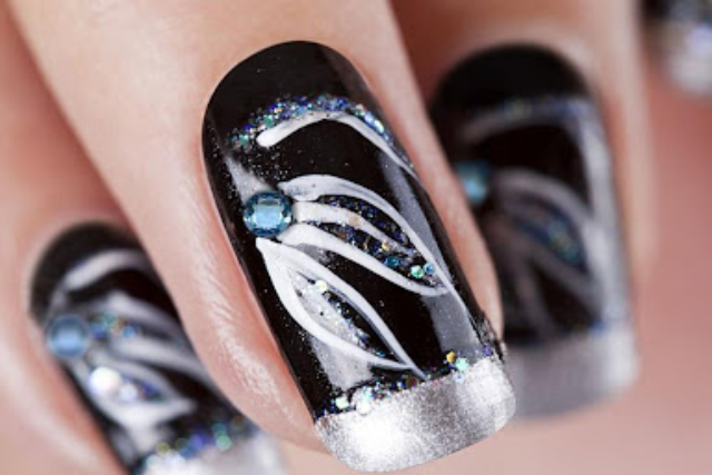 monochrome manicure