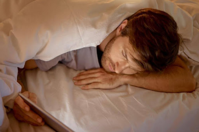 guy in bed using iPad - featured image