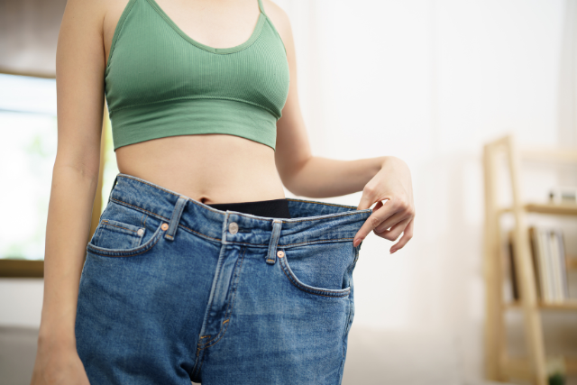 young woman in oversized jeans - featured image